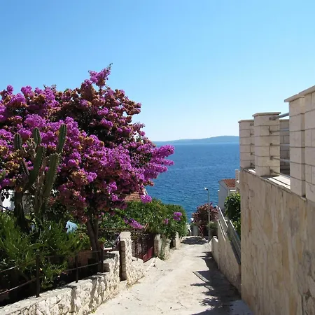 Ruhiggelegenes Sutdio Mit Gartenterrasse In Strandnaehe By Interhome Apartment Trogir